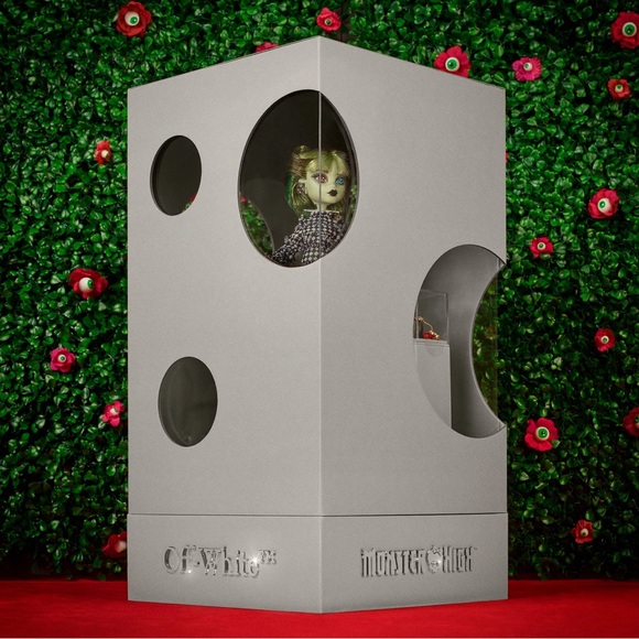 Off-White™ x Monster High® Harmonie Ghoul Doll - Picture 5 of 6